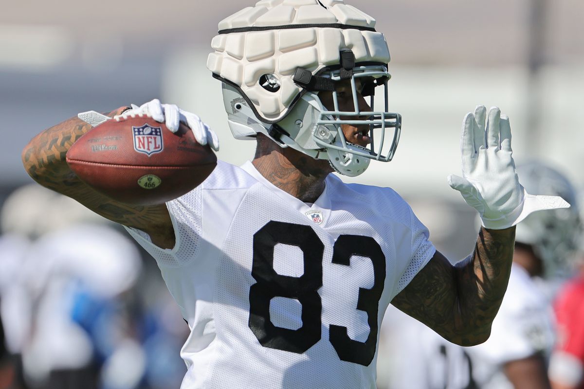Tight end Darren Waller #83 of the Las Vegas Raiders practices during training camp at the Las Vegas Raiders Headquarters/Intermountain Healthcare Performance Center on July 21, 2022 in Henderson, Nevada.