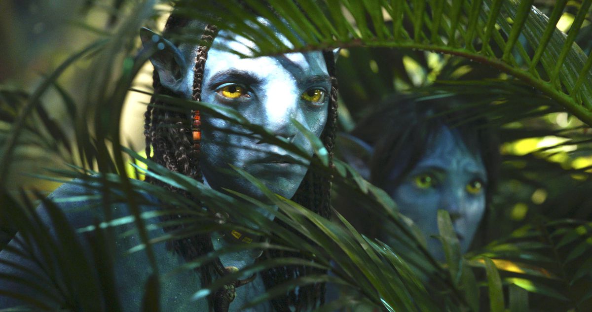 a navi hides behind a bush in Avatar: The way of the Water