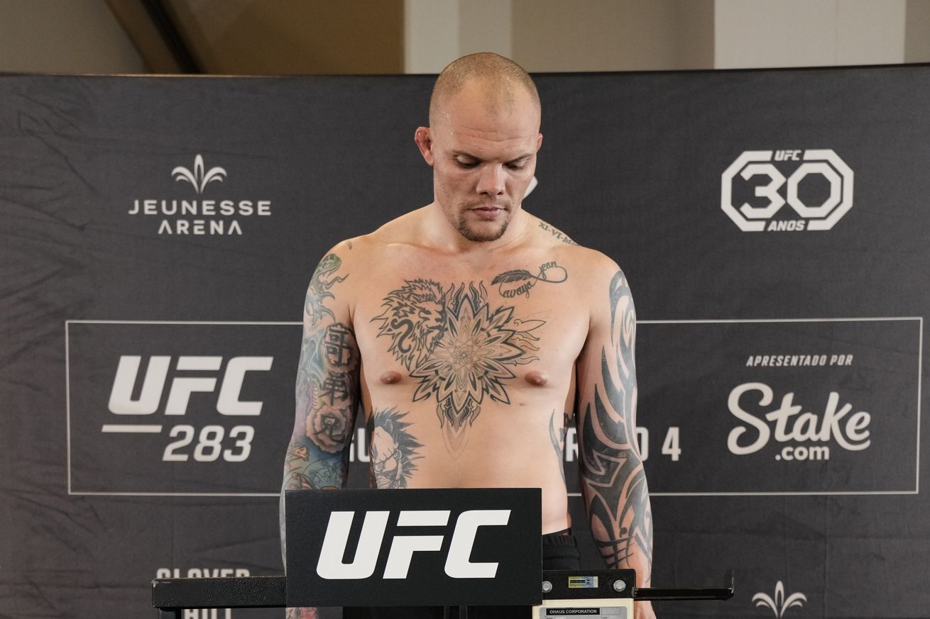 Anthony Smith stepped on the scale at UFC 283, one pound over the LHW title fight limit.