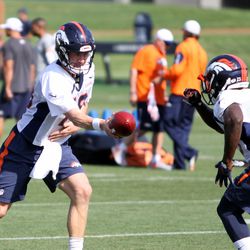 Broncos Peyton Manning eyes his hand off spot to RB Ronnie Hillman