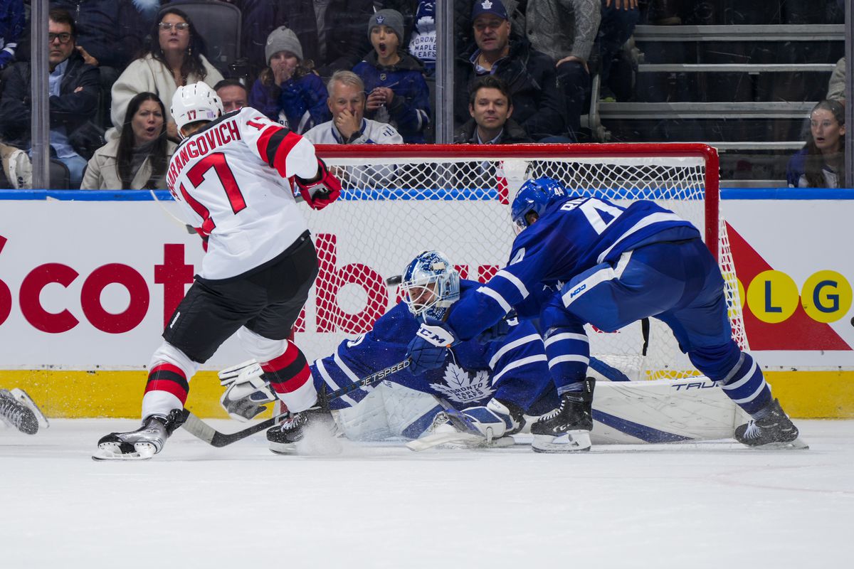 Matthews' late power-play goal gives Leafs win over Devils