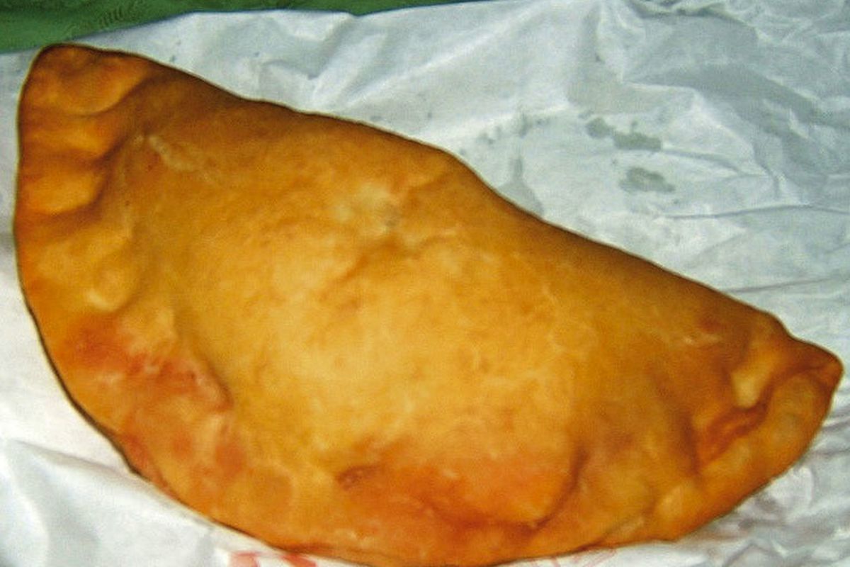 The closest you can get to an actual bowl-shaped pizza without using glue.<em> (via <a href="http://commons.wikimedia.org/wiki/File:Calzone_fritto.jpg" target="new">wikimedia.org</a>)</em>