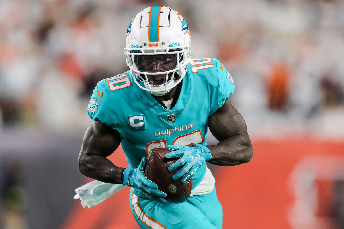 Miami Dolphins wide receiver Tyreek Hill (10) runs with the ball against the Cincinnati Bengals in the first half at Paycor Stadium.