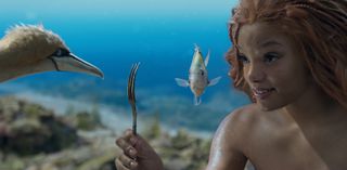 當比目魚看著時，阿里爾（Ariel）握著叉子砍伐。比目魚是動畫的，看起來很奇怪，在逼真的魚的臉上表現得有些人性化。