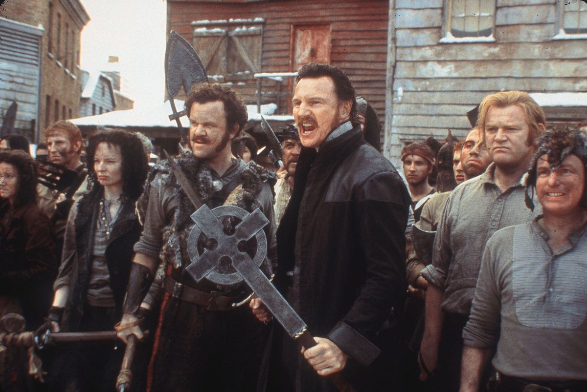“Priest” Vallon (Liam Neeson) rallies his men.