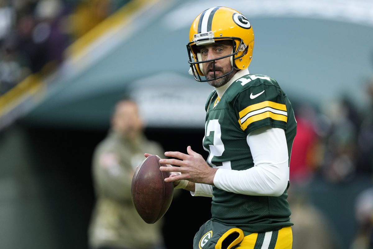 Aaron Rodgers injury: Packers QB getting his thumb examined in