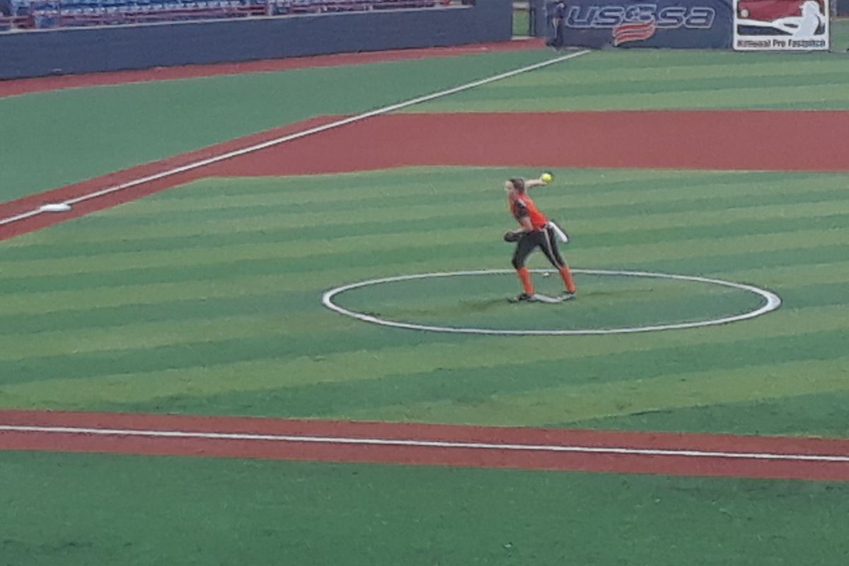 Shelby Turnier pitching for the Chicago Bandits (Photo: Eric Lopez)