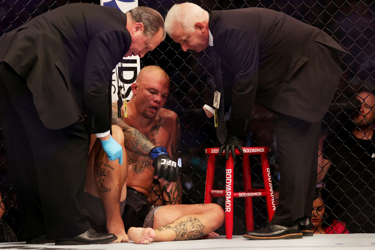 Anthony Smith broke his leg at UFC 277