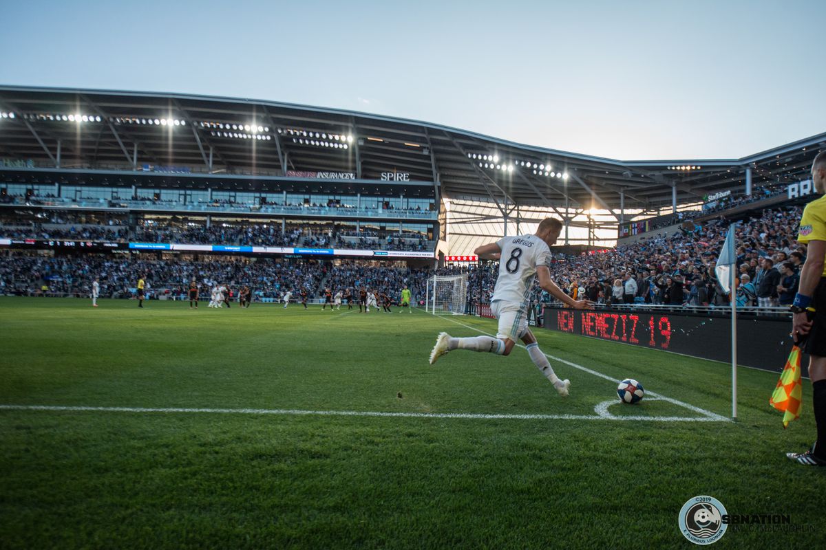 Jan Gregus takes a free kick during Minnesota United's 1-0 win over the Houston Dynamo