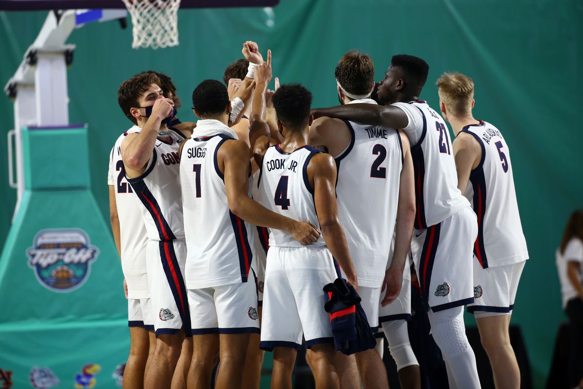 Gonzaga Bulldogs guard Jalen Suggs, Gonzaga Bulldogs forward Drew Timme and teammates huddle up after they beat the Auburn Tigers during the second half at Suncoast Credit Union Arena.