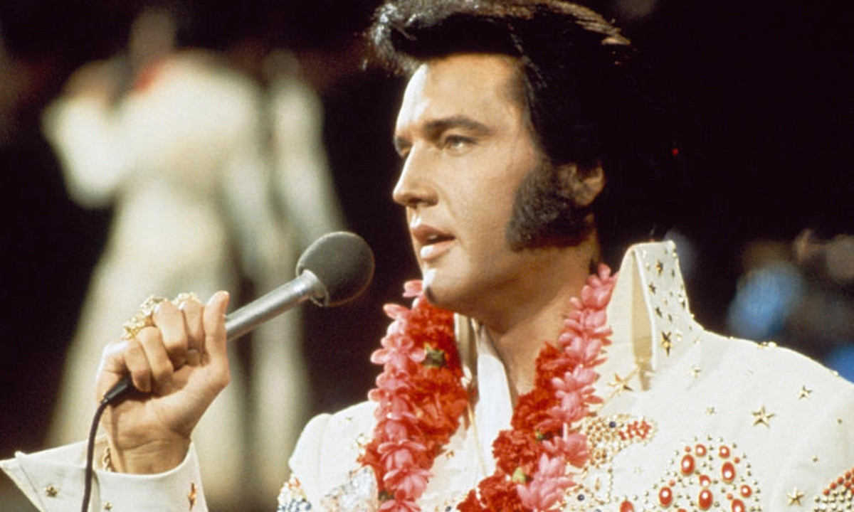 Elvis Presley bernyanyi sambil mengenakan lei di Aloha From Hawaii: Live in Honolulu.
