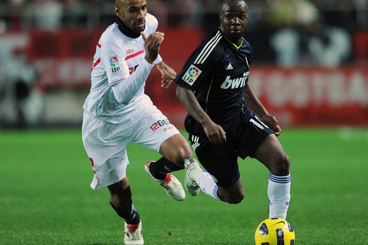 Lassana Diarra of Real Madrid runs for the ball with Frederic Kanoute of Sevilla (Photo by Jasper Juinen/Getty Images)