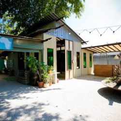 <a href="http://austin.eater.com/archives/2011/09/06/cazamance-goes-brickandmorter-in-east-austin.php" rel="nofollow">Austin: Cazamance Goes Brick-and-Morter in East Austin</a> [-EATX-]<br />