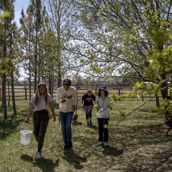 Soldan, Doğu Lisesi Sürdürülebilirlik Kulübü üyesi Gia Ferneau, eş başkan Gabriel Nagel, Molly Malek ve Rachel Blaine, etkinlikleri sırasında beş ağaç diktikten sonra Colorado, Boulder County'deki bir mülkten ayrılıyor.