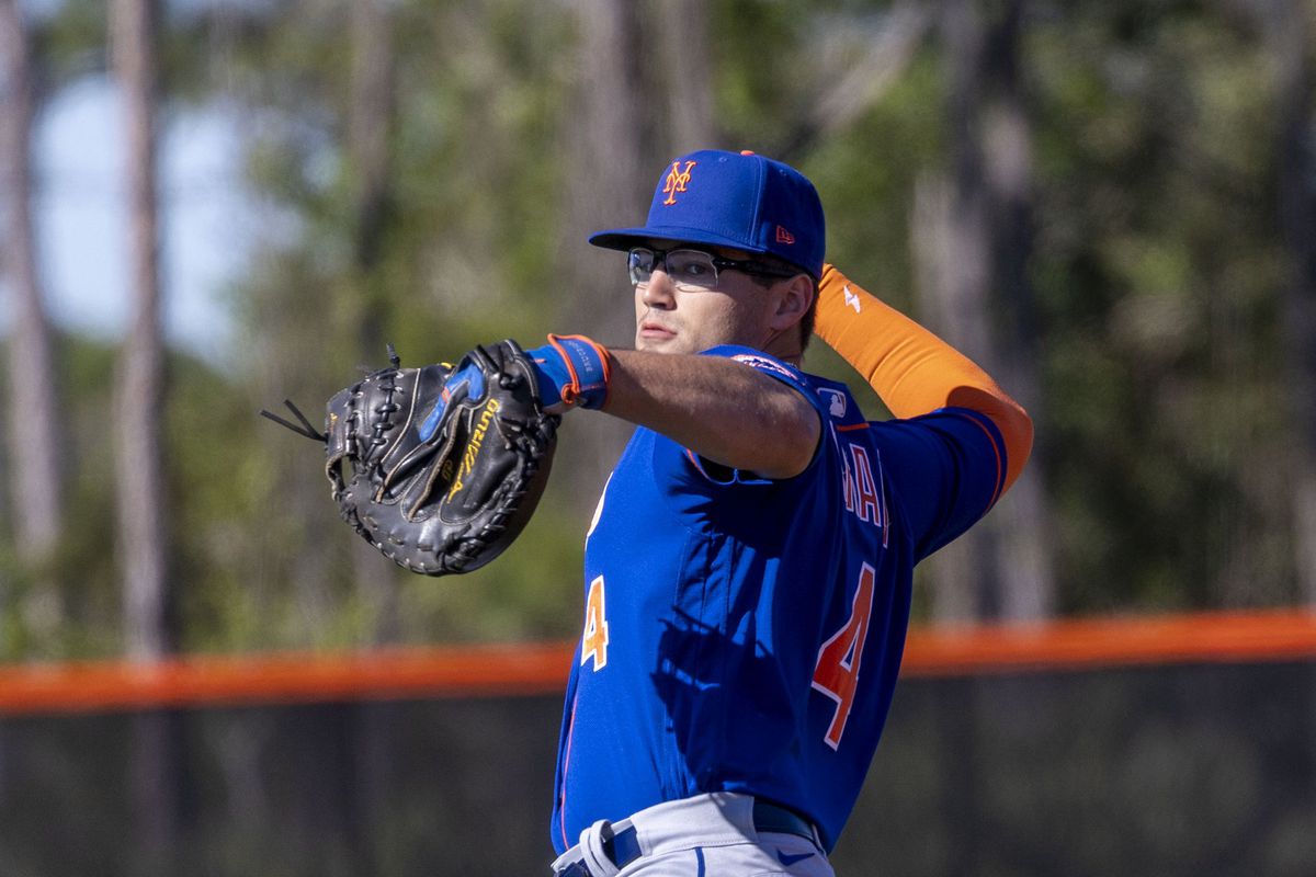 New York Mets catcher Kevin Parada throwing during spring training camp