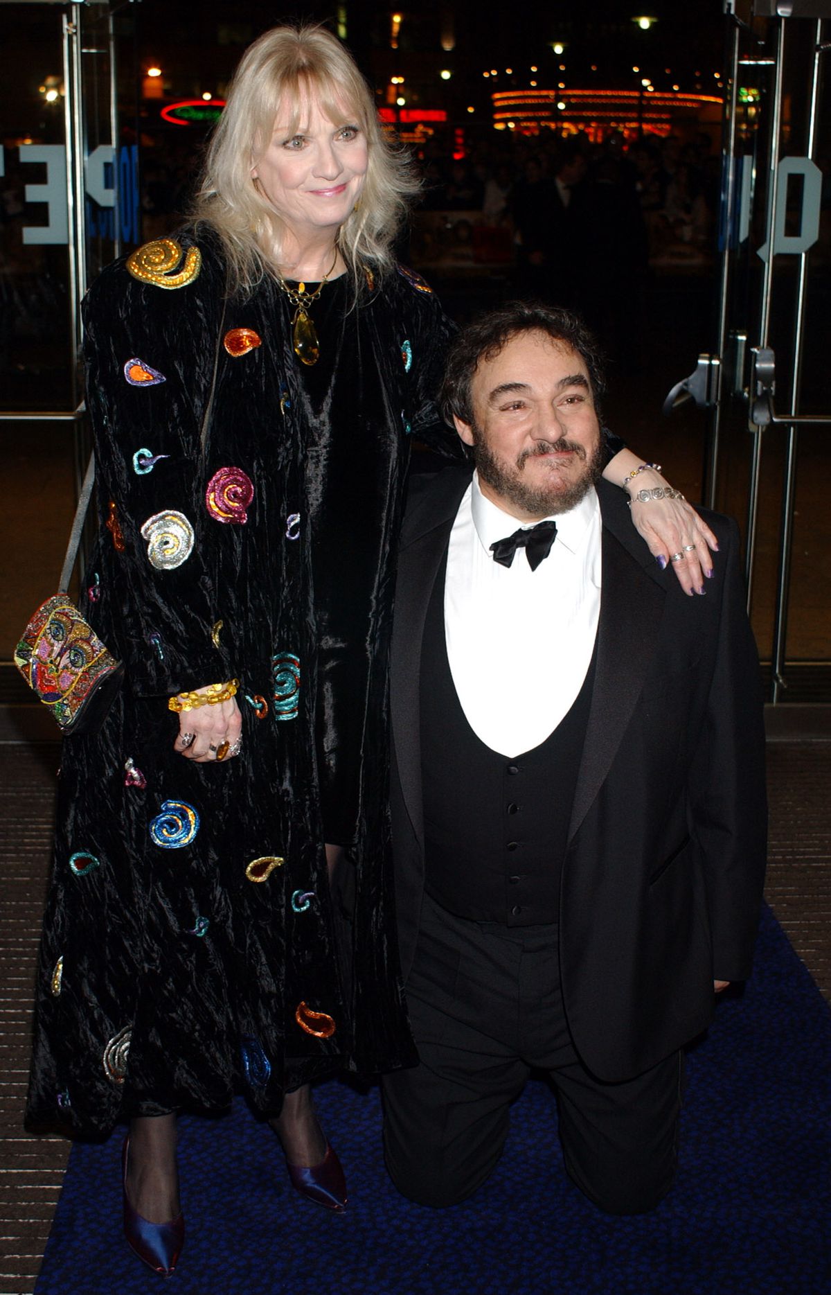 John Rhys-Davies kneels next to a blonde woman at the Lord of the Rings: The Fellowship of the Ring premiere in London
