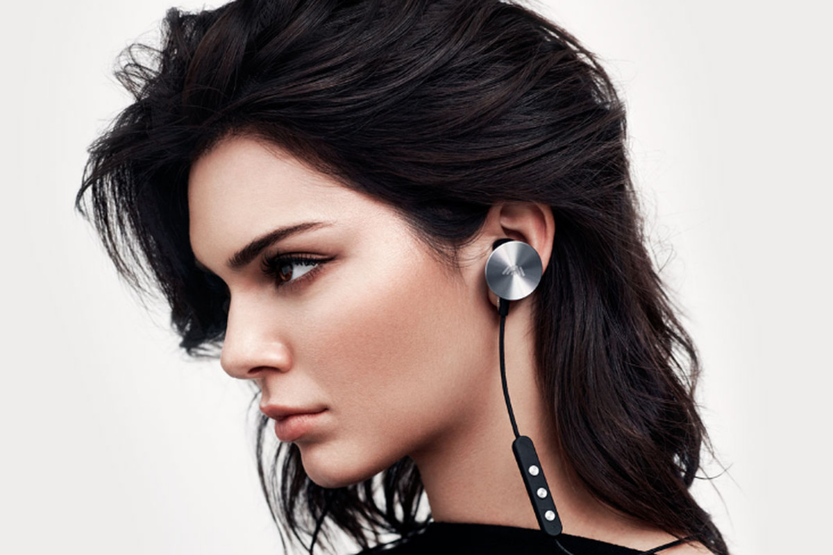 kendall jenner earbuds