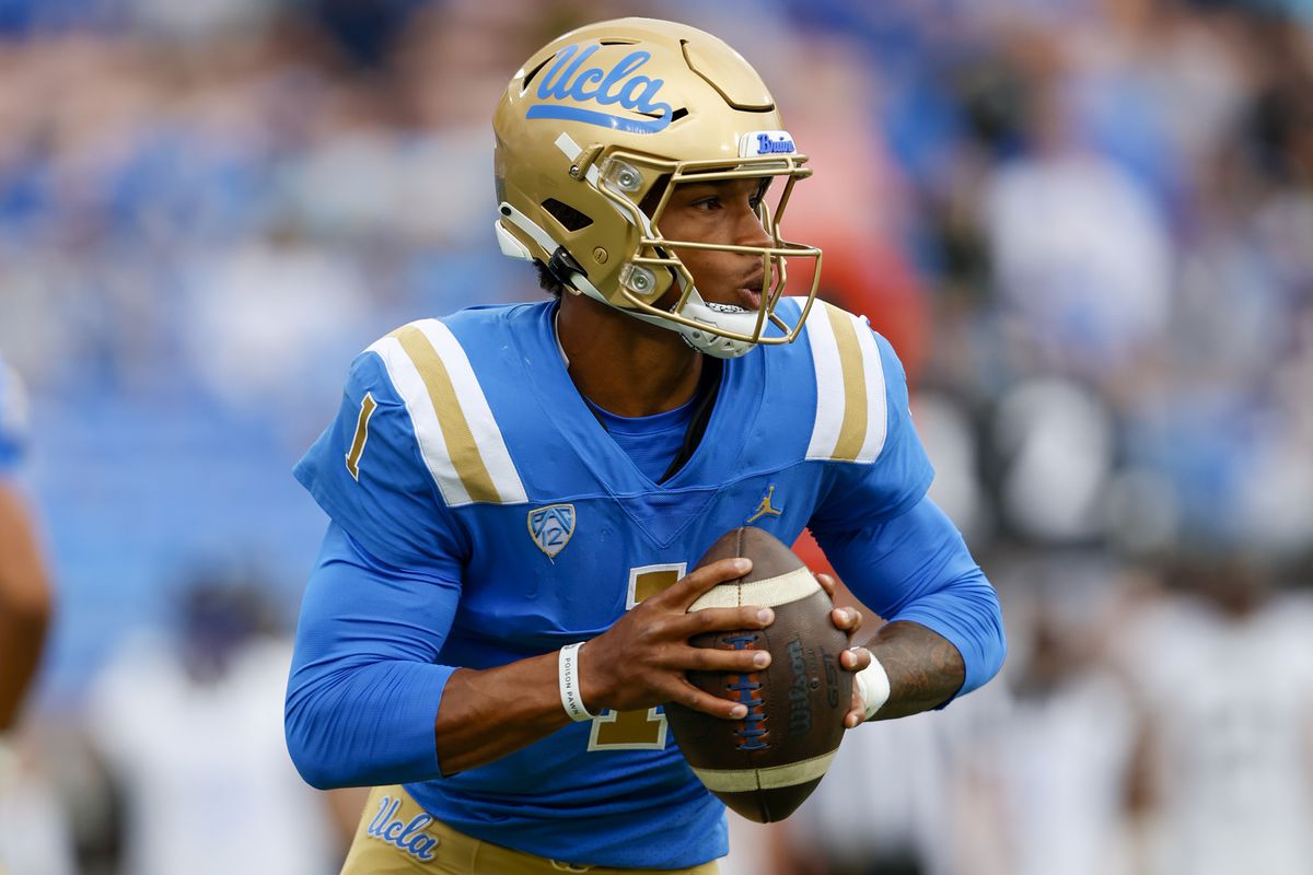 UCLA Bruins quarterback Dorian Thompson-Robinson during a college football game between the Oregon Ducks and the UCLA Bruins on October 23, 2021, at the Rose Bowl in Pasadena, CA.