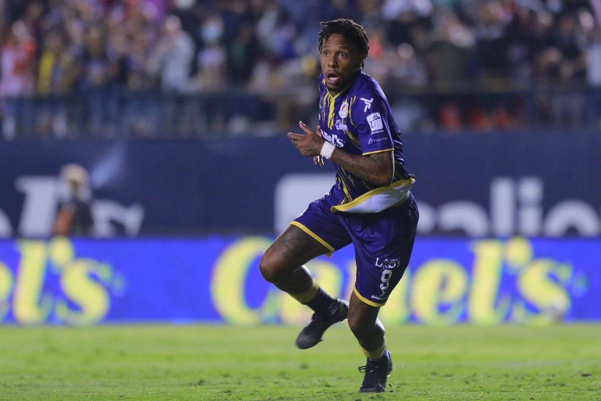 Abel Hernandez of San Luis celebrates after scoring his team’s third goal during the 9th round match between Atletico San Luis and Pumas UNAM as part of the Torneo Apertura 2022 Liga MX at Estadio Alfonso Lastras on August 18, 2022 in San Luis Potosi, Mexico.