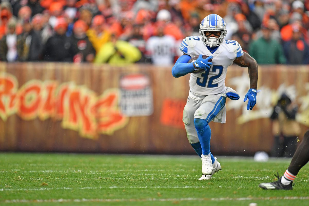 D’Andre Swift #32 of the Detroit Lions runs with the ball against the Cleveland Browns in the third quarter at FirstEnergy Stadium on November 21, 2021 in Cleveland, Ohio.