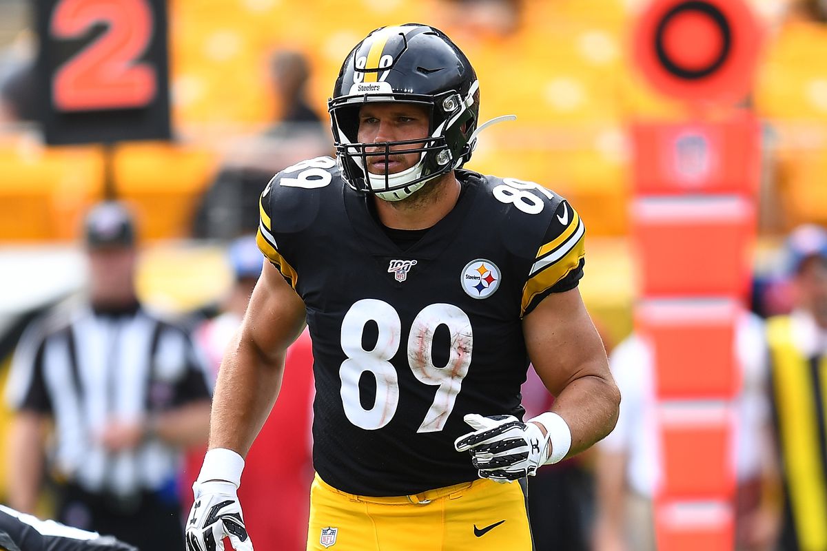 Vance McDonald of the Pittsburgh Steelers in action during the game against the Seattle Seahawks at Heinz Field on September 15, 2019 in Pittsburgh, Pennsylvania.