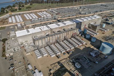 The Vistra Zero facility, long building at center, at the Moss Landing Power Plant with a similar Tesla facility behind it in Moss Landing, Calif., on Wednesday, January 13, 2021. Vistra Zero is the largest energy storage system of its kind in the world,