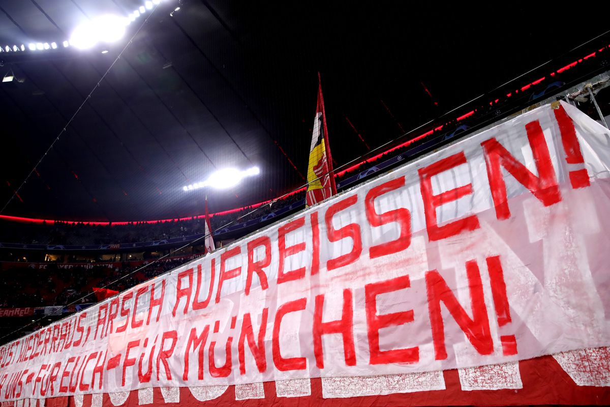 FC Bayern Muenchen v SL Benfica - UEFA Champions League Group E