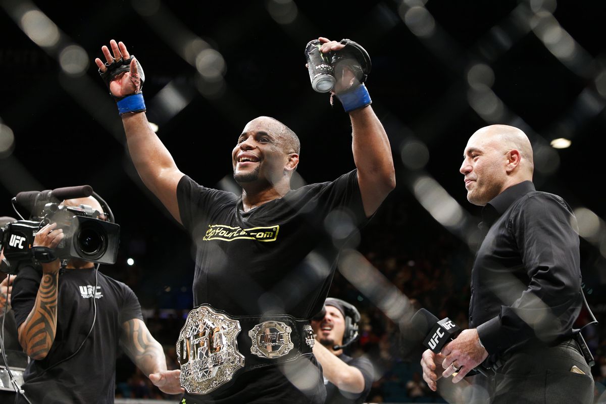 Daniel Cormier wins the UFC light heavyweight title at UFC 187 on Saturday night.