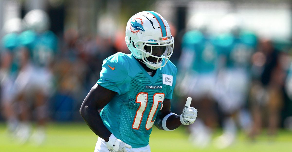 Tyreek Hill honored with the orange jersey at Miami Dolphins