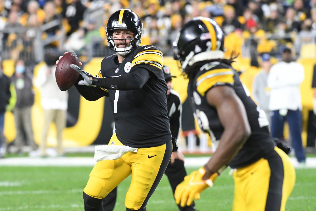 Pittsburgh Steelers quarterback Ben Roethlisberger (7) passes to running back Najee Harris (22) against the Seattle Seahawks during the second quarter at Heinz Field.