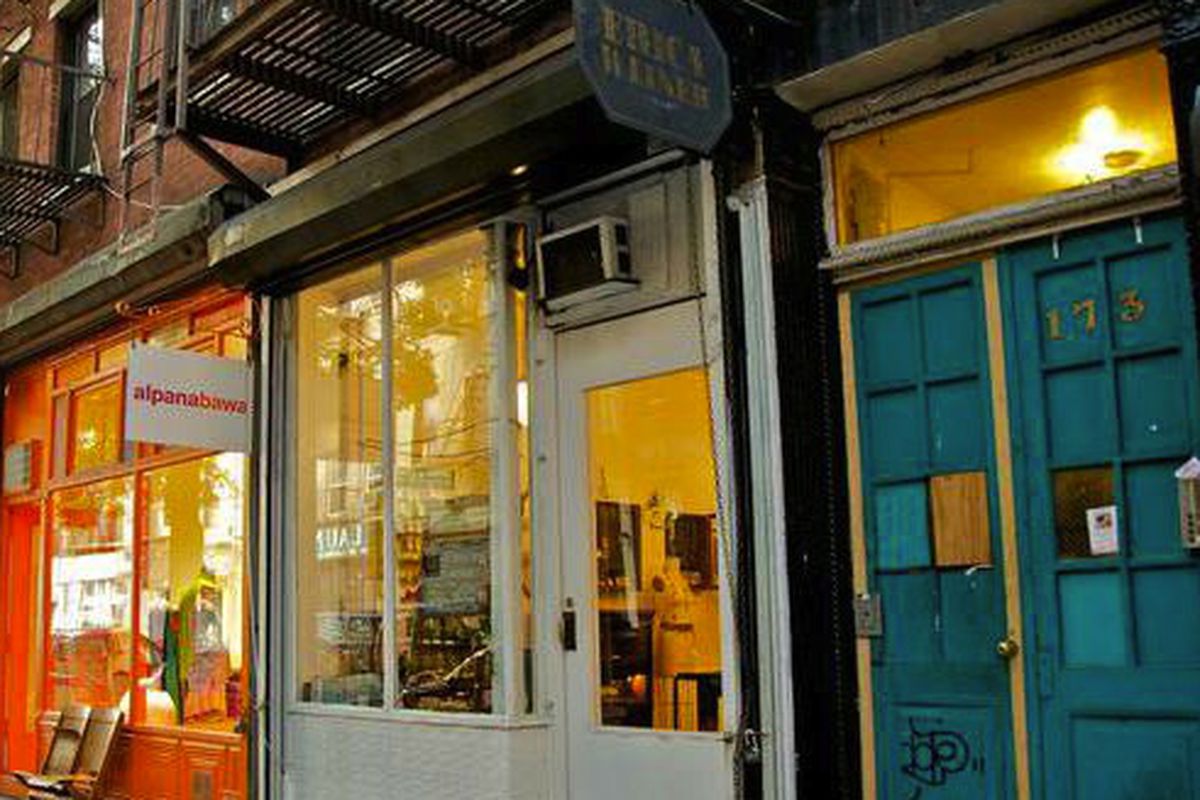Erica Weiner storefront via <a href="http://poshpirate.com/2012/02/06/the-perfect-engagement-a-vintage-diamond-in-the-ruff-erica-weiner/">Posh Pirate</a>