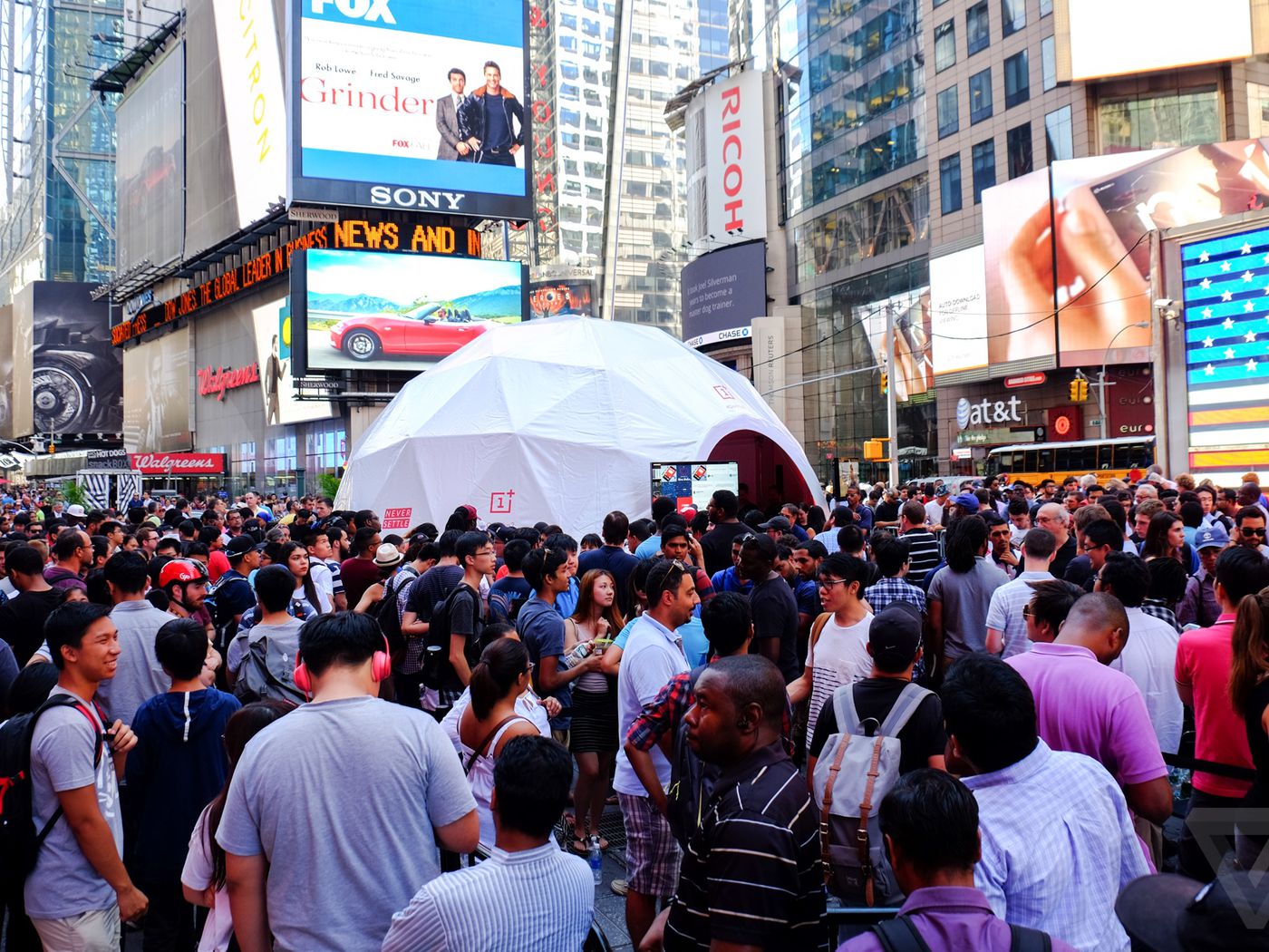 OnePlus draws a crowd in Times Square - The Verge