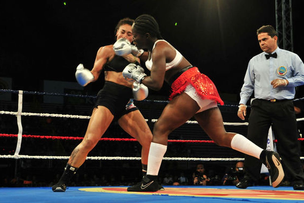 Oxandia Castillo knocks out Hanna Gabriel