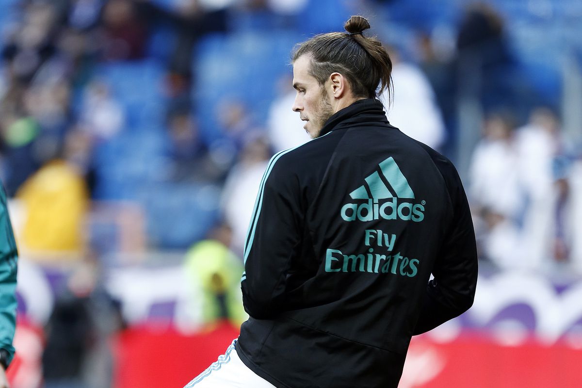 Real Madrid player Bale warms up before the game.
Real...