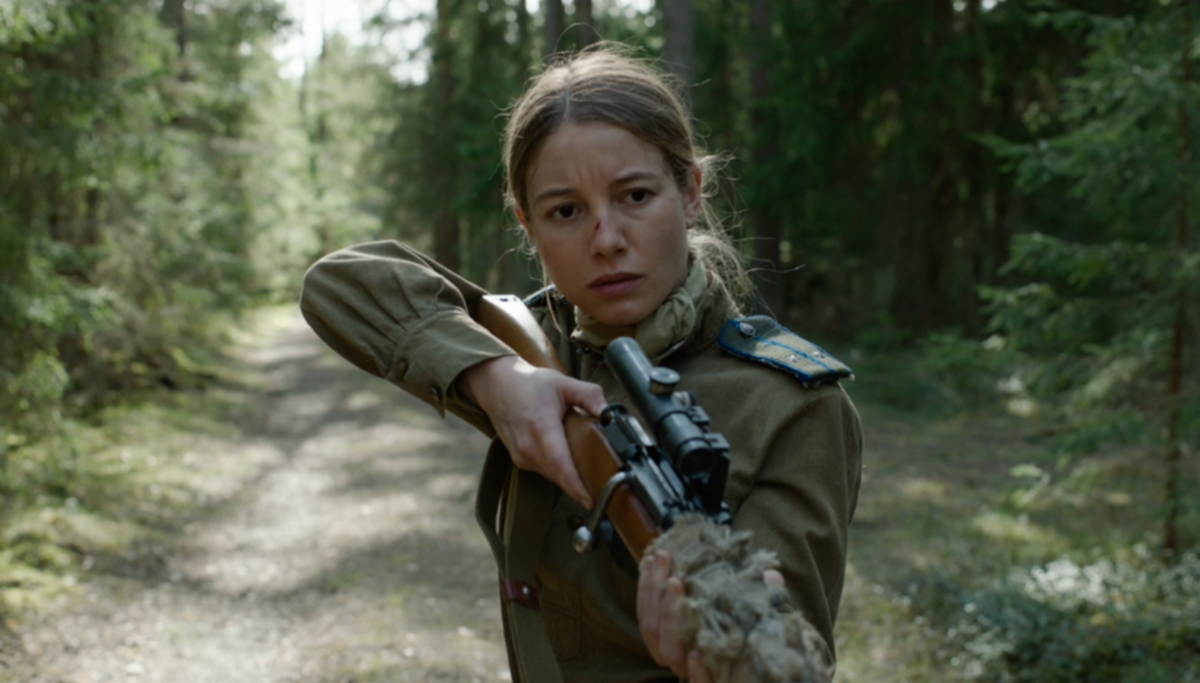 Sĩ quan tình báo Nga Brana Vasilyeva (Charlotte Vega) cầm súng trường trong Burial.