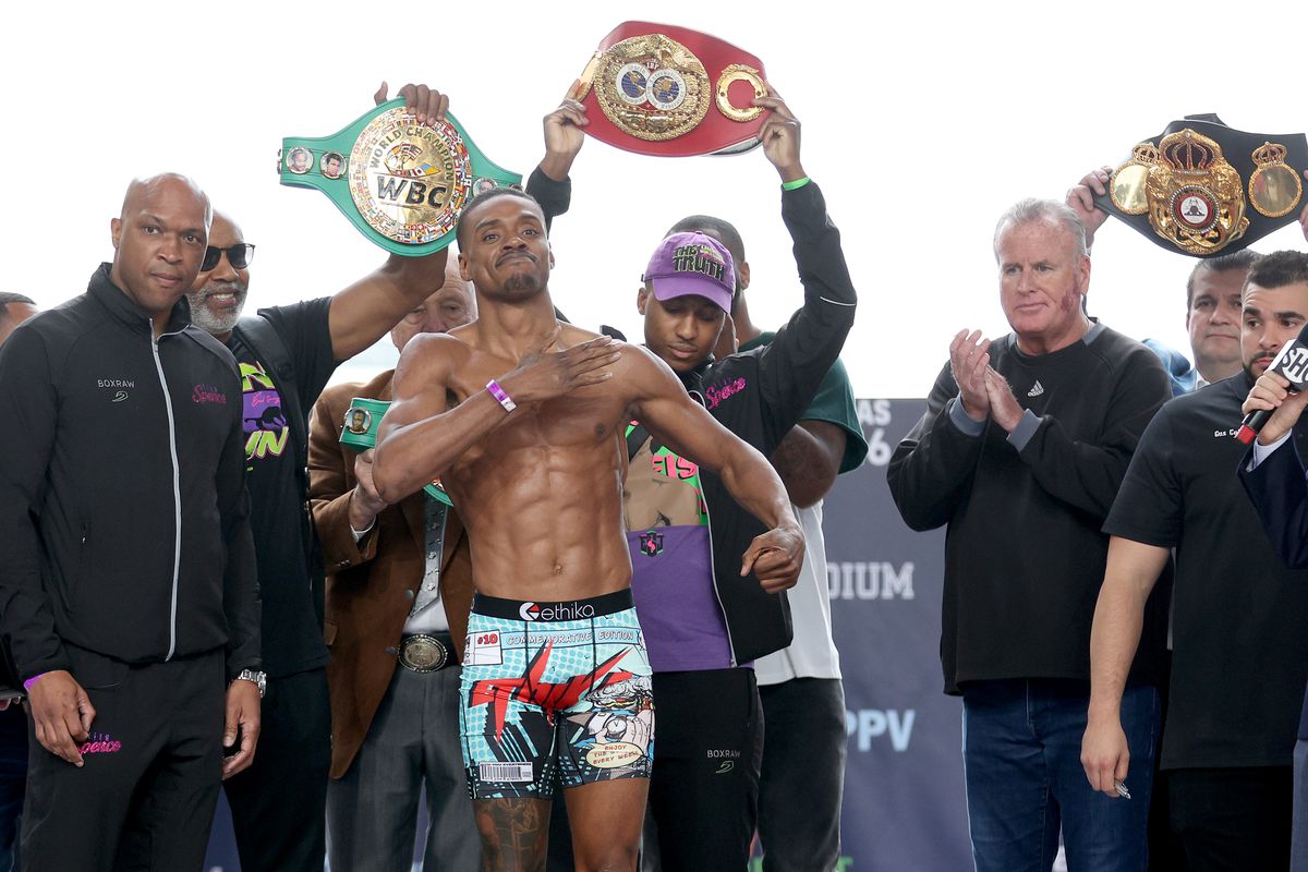 Errol Spence is favored to win a decision over Yordenis Ugas in his return to action 