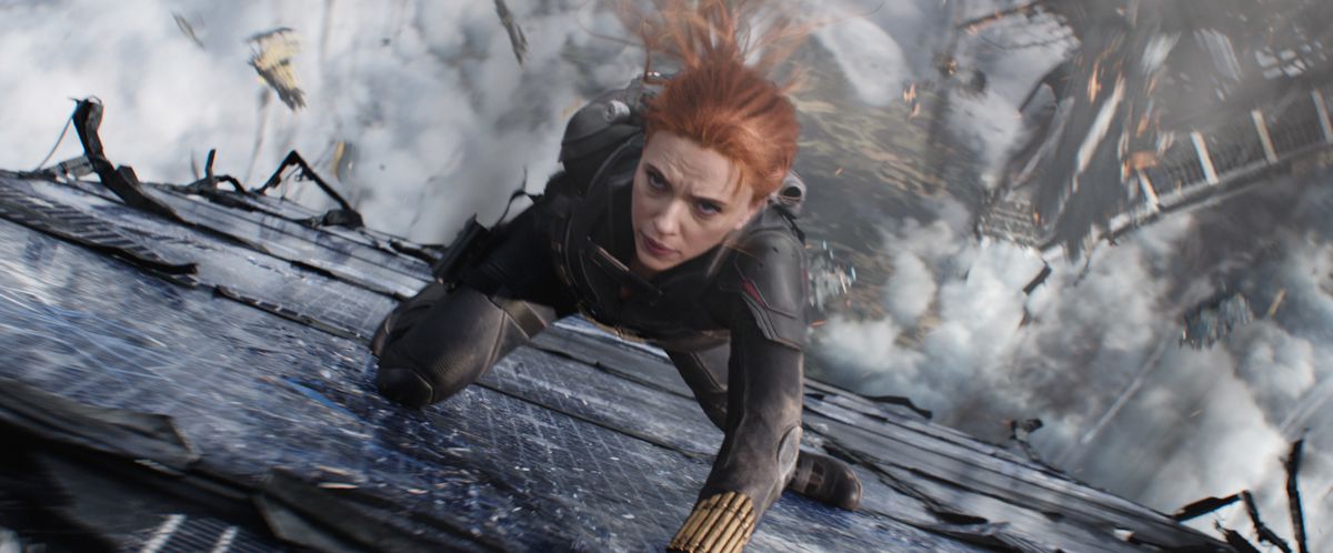 Góa phụ đen trượt xuống một bên của tòa nhà giữa những mảnh vỡ rơi xuống trong bộ phim Black Widow của Marvel Studios.