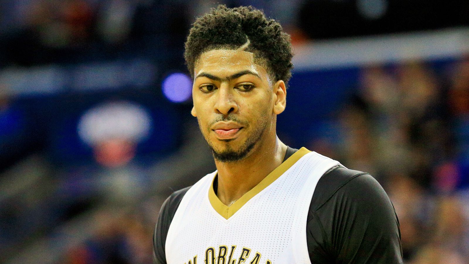 Anthony Davis leaves game with shoulder injury.