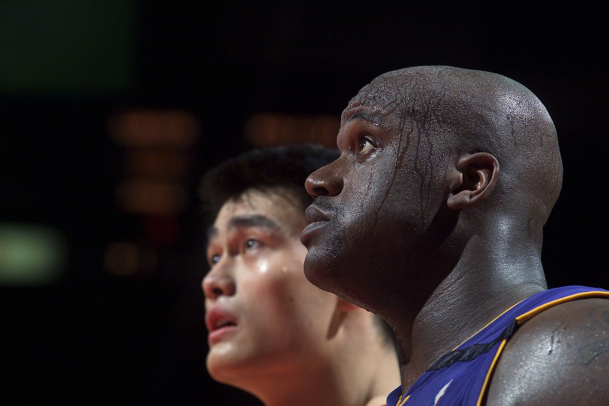 Shaquille O’Neal on the court with Yao Ming