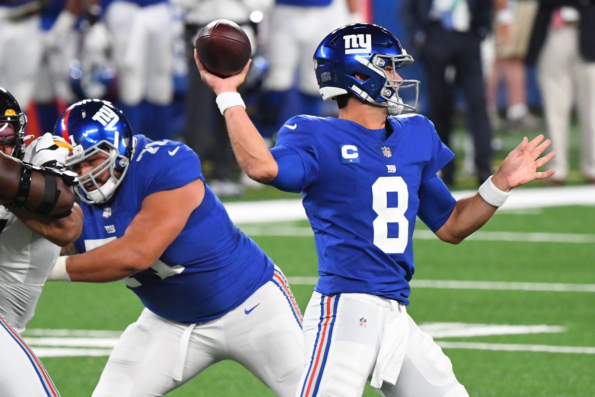 New York Giants quarterback Daniel Jones throws a pass during the first quarter against the New York Giants at MetLife Stadium.