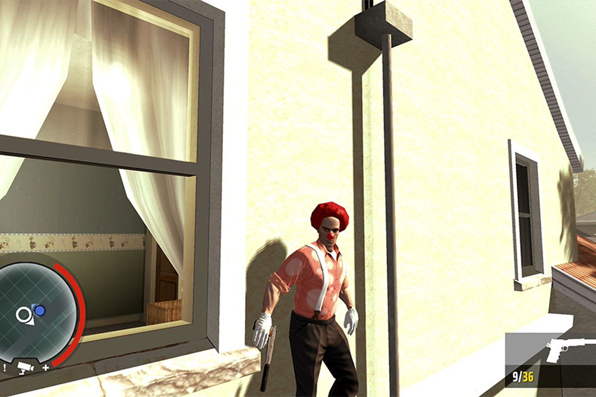 A screenshot of Agent 47, dressed in a clown costume, inching against the side of a second story window in Hitman: Blood Money — Reprisal.