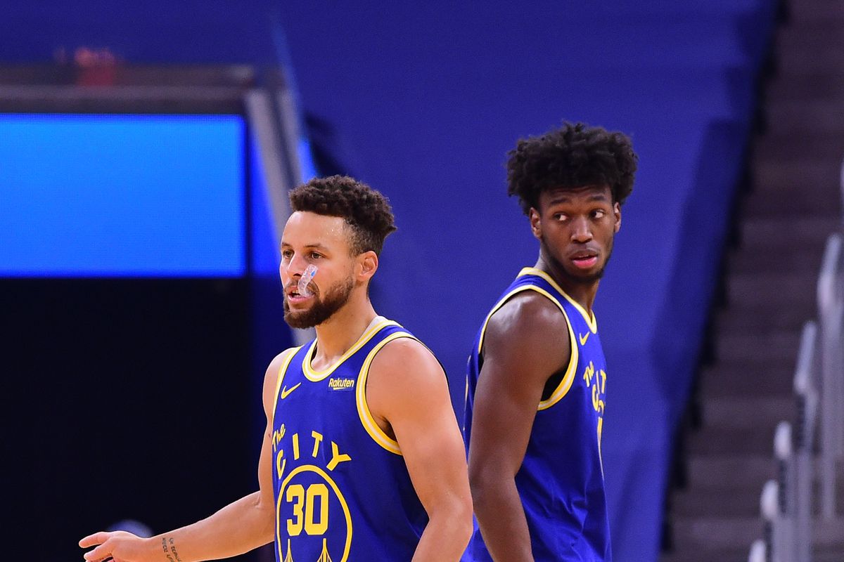 Steph Curry and James Wiseman on the court 