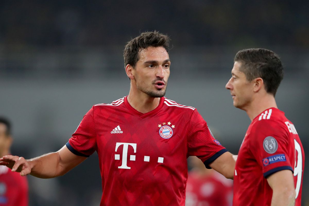 AEK Athens v FC Bayern Muenchen - UEFA Champions League Group E
ATHENS, GREECE - OCTOBER 23: Mats Hummels of Bayern Muenchen talks to his team mate Robert Lewandowski (R) during the Group E match of the UEFA Champions League between AEK Athens and FC Bayern Muenchen at Athens Olympic Stadium on October 23, 2018 in Athens, Greece.