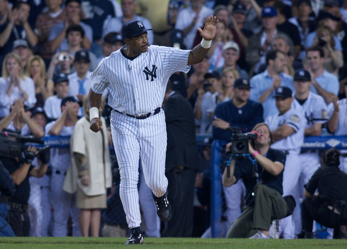 Dave Winfield, former New York Yankees player, waves to the