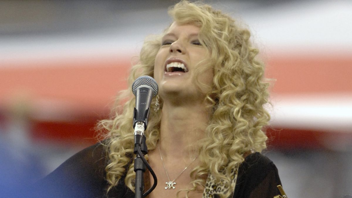 Taylor Swift Performs at Miami Dolphins vs Detroit Lions - November 23, 2006