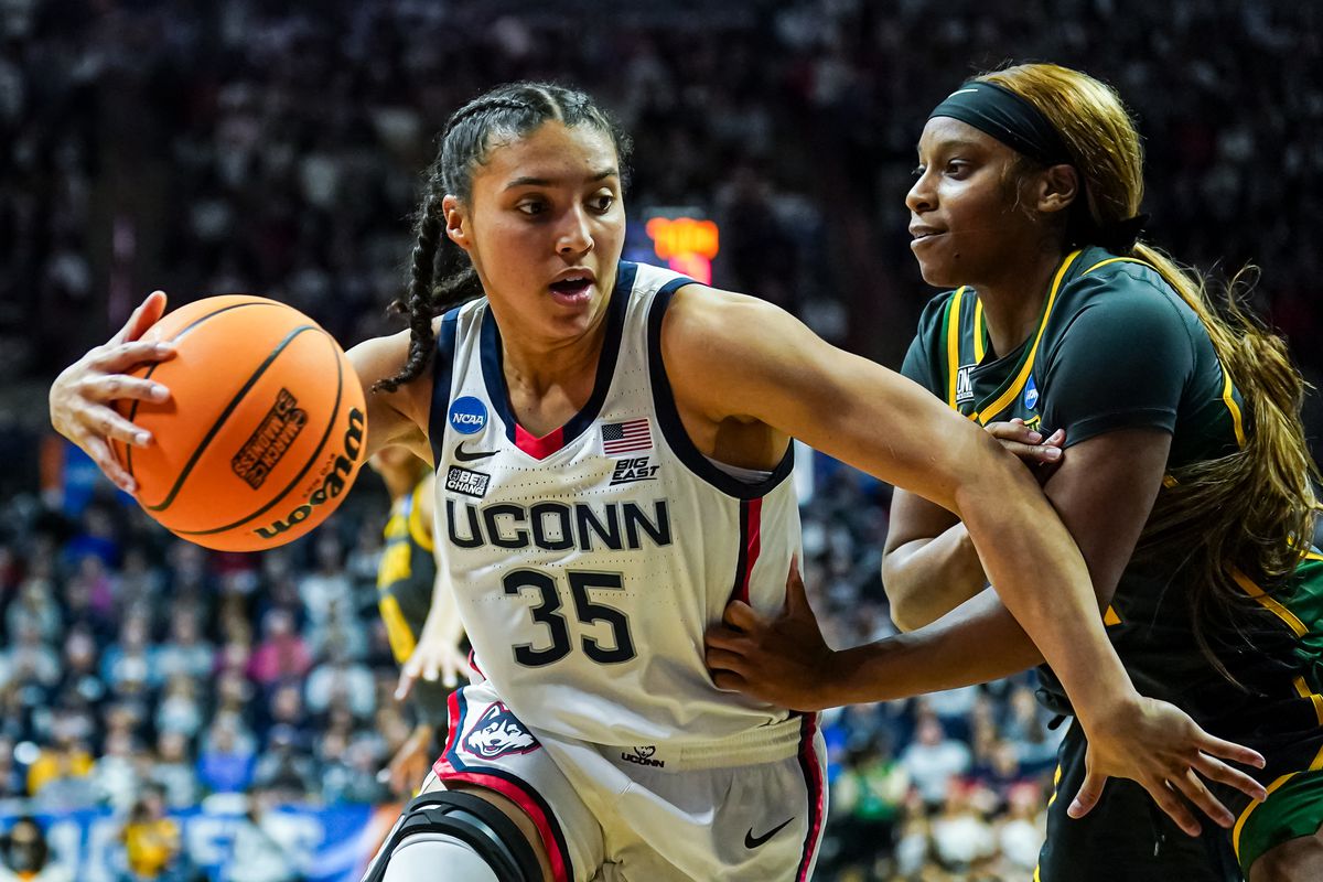 UConn Huskies guard Azzi Fudd drives the ball against Baylor Lady Bears guard Ja’Mee Asberry in the first half at Harry A. Gampel Pavillion.&nbsp;