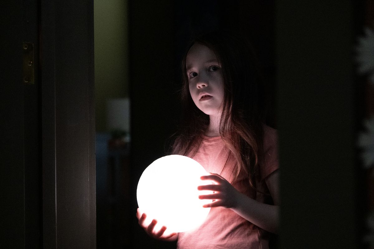 Vivien Lyra Blair as Sawyer Harper holding her light ball in The Boogeyman