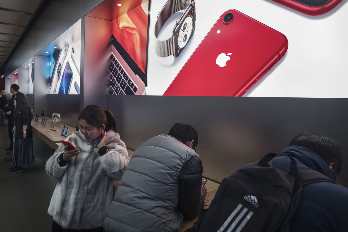 Apple Slashes Revenue Forecast Following Weak Sales In China