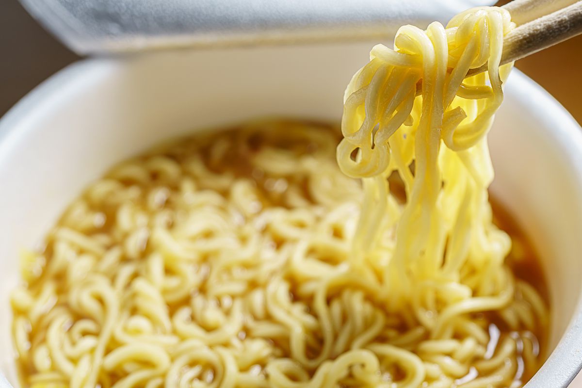 A bowl of ramen noodles 