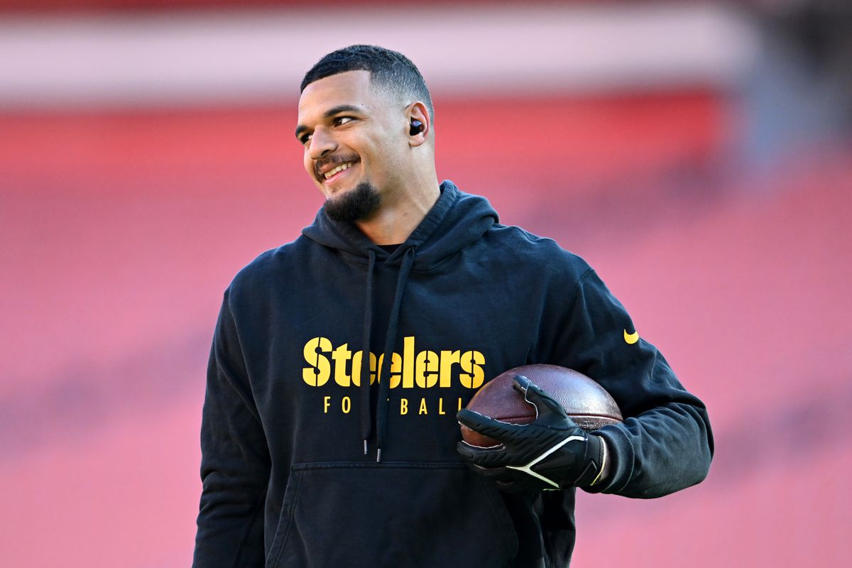 Minkah Fitzpatrick #39 of the Pittsburgh Steelers warms up prior to a game against the Cleveland Browns at Cleveland Browns Stadium on November 19, 2023 in Cleveland, Ohio.